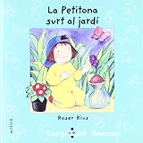 La petitona surt al jardí